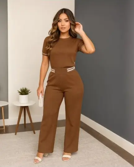 Modelo com conjunto marrom de blusa e calça