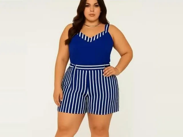 Modelo com macaquinho azul de short listrado